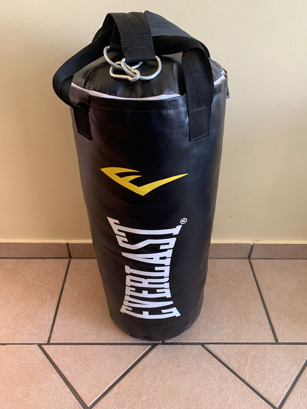 Everlast Heavy Punching Bag with chain and Swivel
