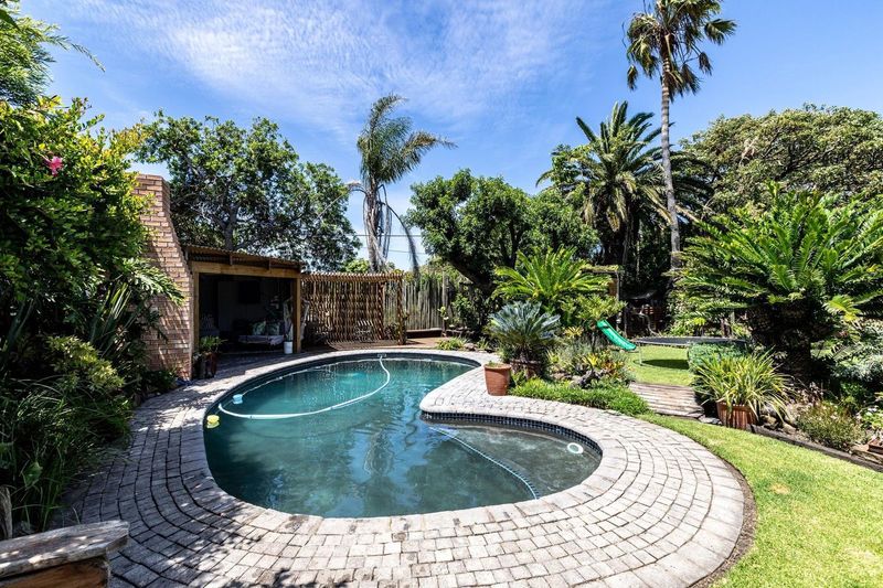 Gonubie - Family home with stunning garden and sparkling swimming pool.