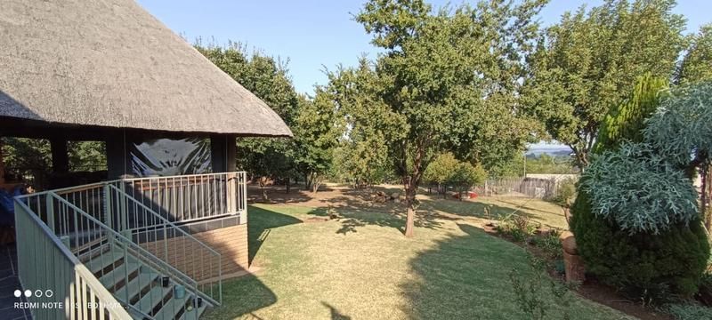 *Luxurious Thatch Roof 4-Bedroom House in Vaal Marina*
