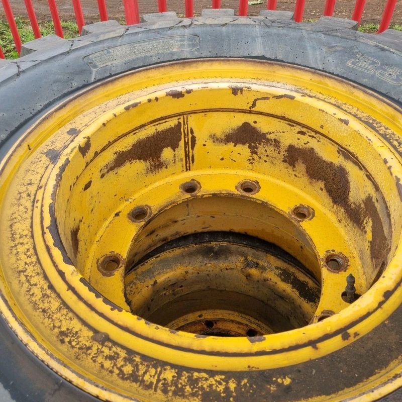 4x 23.5-25 Loader Tyers with 1c hole Rims