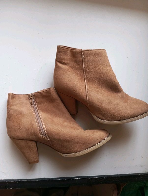 New unused leather light brown suede boots, medium heel, size 7 zip up