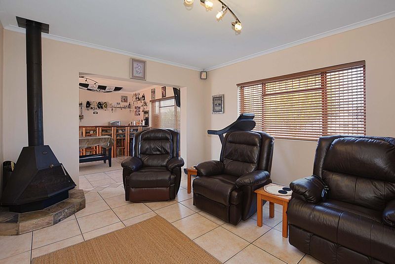 Secure immaculate 3 bed family home for sale.