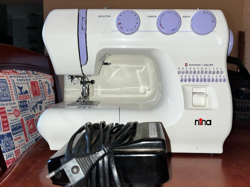 Nina Sewing machine with foot pedal