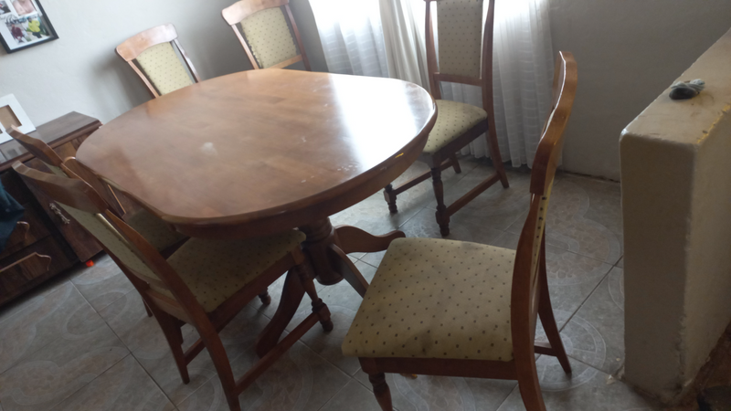 DINNING TABLE AND CHAIRS FOR SALE