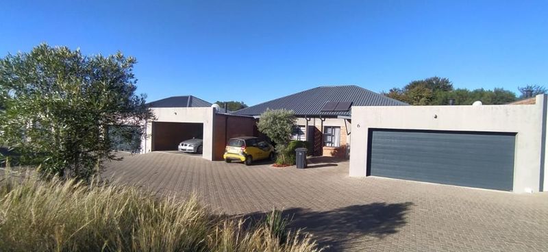 Ready to move in 3 bedroom Townhouse No loadshedding