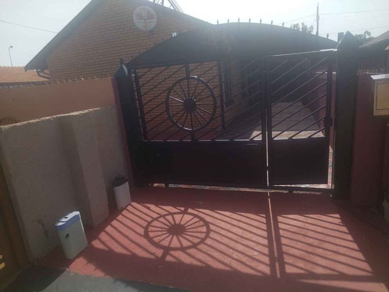 5 bedrooms house for sale Soshanguve FF