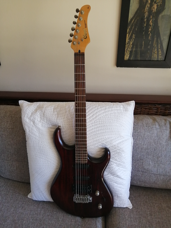 Cort G254 Electric guitar (Great condition) R2500 NEG