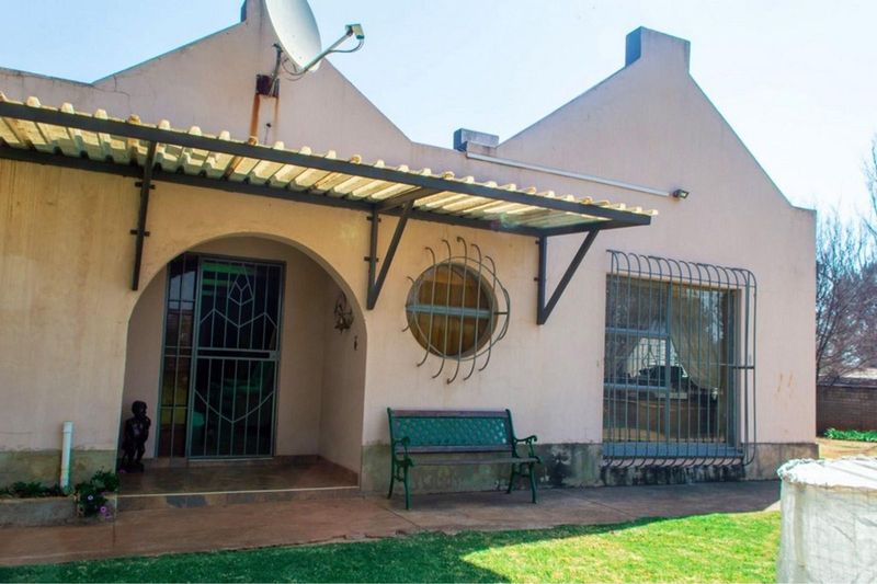 Three Bedroom House, Workshop, Bar and Restaurant with Chapel and Picnic area on the Klipriver