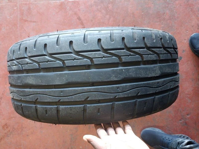 One 225 35 19 normal tyre with 95% treads available for sale