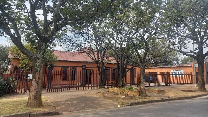 REDUCED !!  Well located offices in Mowbray Avenue, Benoni Central