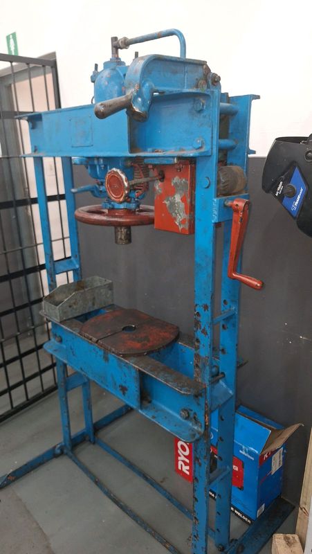 33 Ton Press