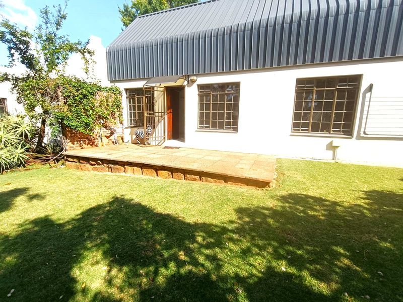 Comfortable 3bed cottage on a private property in a quiet street in Linden!