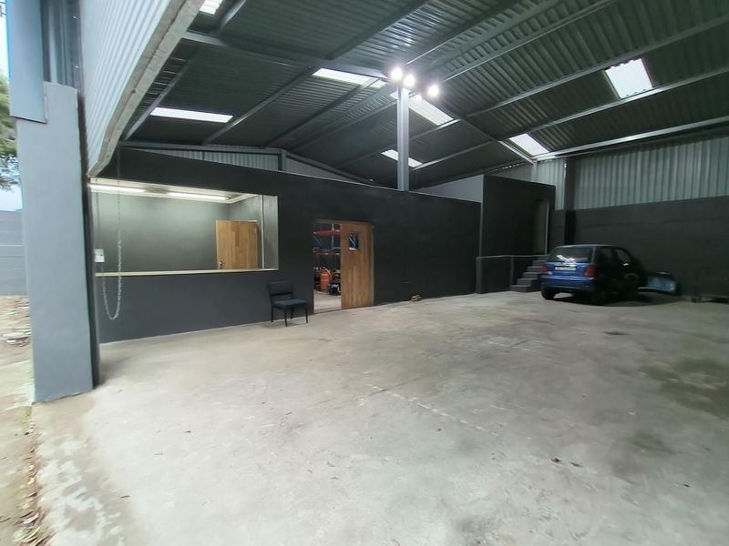 Warehouse with access for link deliveries