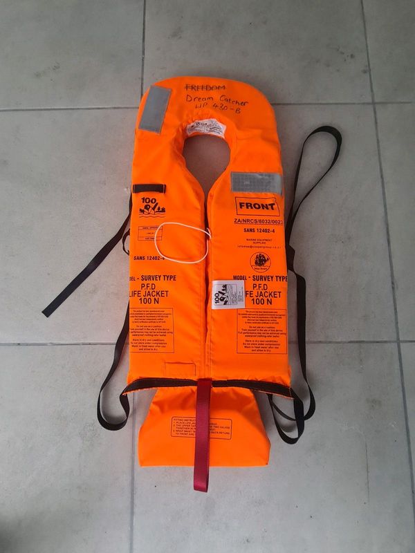 Life jacket 100N samsa approved excellent condition x 3