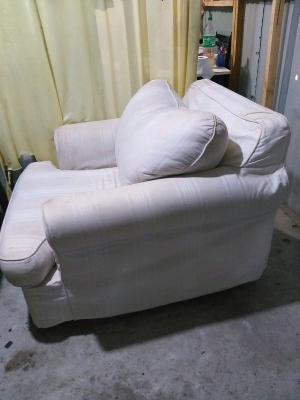 AM SELLING COUCH