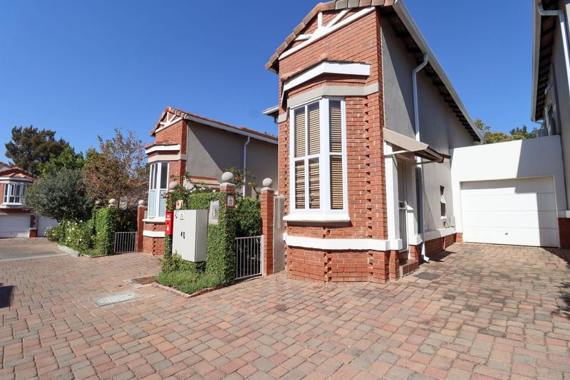 Modern 2-bedroom townhouse to rent in Bryanston.