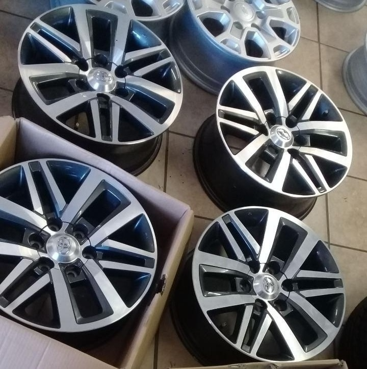 18inch Toyota Hilux/Fortuner original mags set R9999.