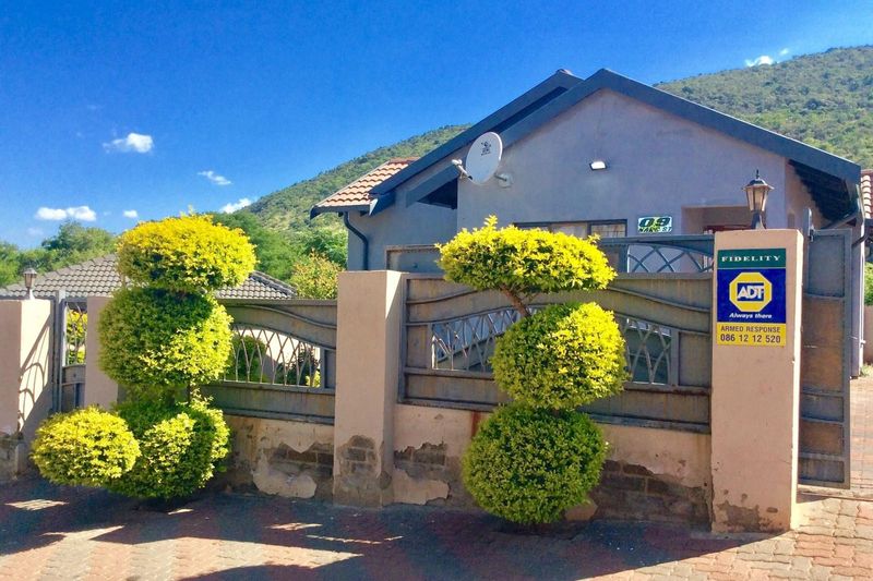 3 BEDROOMS 2 BATHROOMS HOUSE FOR SALE IN TLHABANE WEST