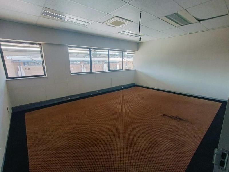 Fantastic office space of 337 m² to let in Randjespark just of New Road offramp. Move in ready wi...