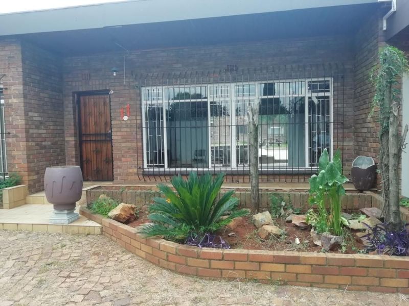 Lovely 3/4 Bedroom house to Rent close to Springs Mall from 1 June 2024