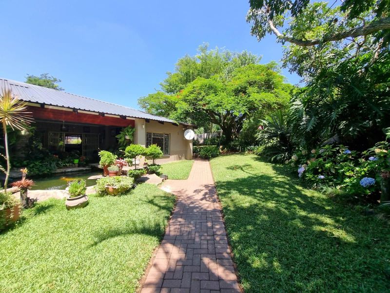 Exceptional Luxury Living: Corner Stand Oasis with Pool, Lapa and Scenic Gardens.