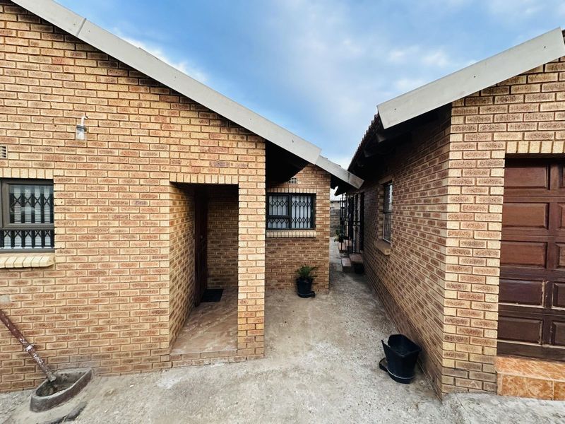 Spacious 2 Bedroom Corner House for Rent in Tembisa – Ideal for Medical Professionals!