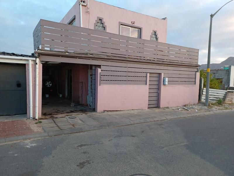 Seawinds quiet Street R599000, 5 to 6 bedrooms, one and a half bathrooms, garaging for 3 to 5 cars.