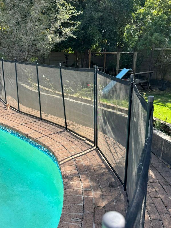 30m Used pool protection safety net for pets and children.
