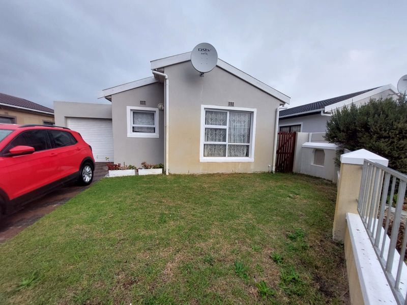 Charming 3 Bedroom Home in a Secure Complex - Grassy Park/Zeekoevlei Border