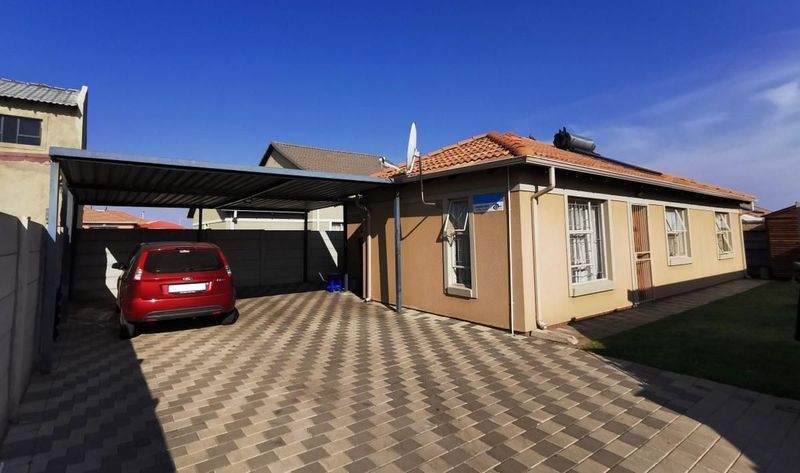 3-Bedroom Panhandle Gem in Leopard&#39;s Rest Security Estate - Ready for You!