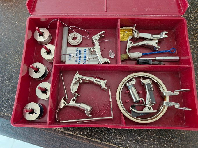 Sewing Bargain ! Bernina box with 7 feet and other accessories !