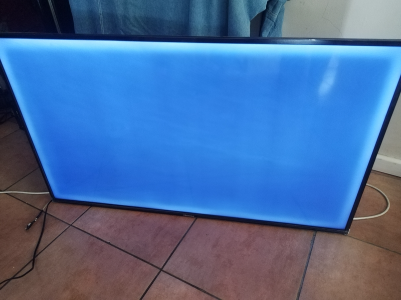 49 Inch Hisense Smart TV for Spares (Blue Screen)