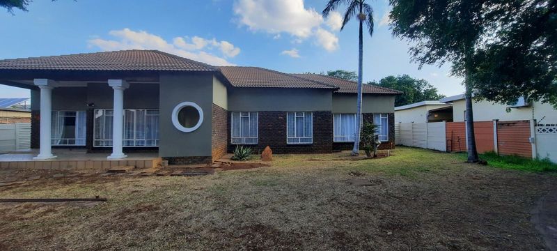 Unique property with 3 Bedrooms and 2 Flatlets ( rondawel and flatlet )