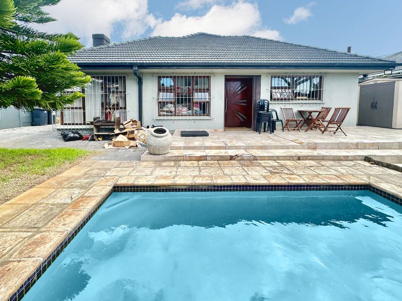 Discover the Ultimate Family Retreat: 4 Bedroom House with Attached Flatlet for Extended Living!