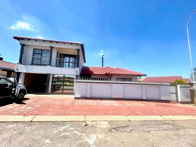 Four Bedroom Property with Four Flatlet for Sale in Mamelodi Sun Valley