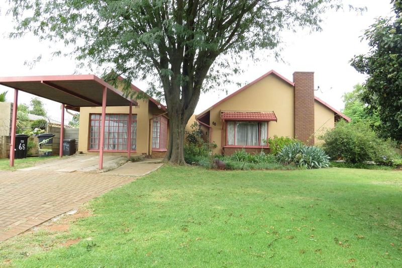Charming 3-Bedroom Home with Spacious Yard and 1-Bedroom Flatlet