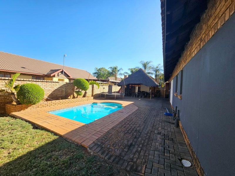 Townhouse in Waterval East For Sale