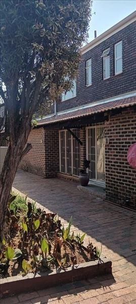 Pet-Friendly Double Storey Town House - Your Dream Home Awaits!