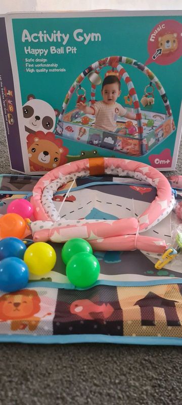Baby activity mat and ball pit