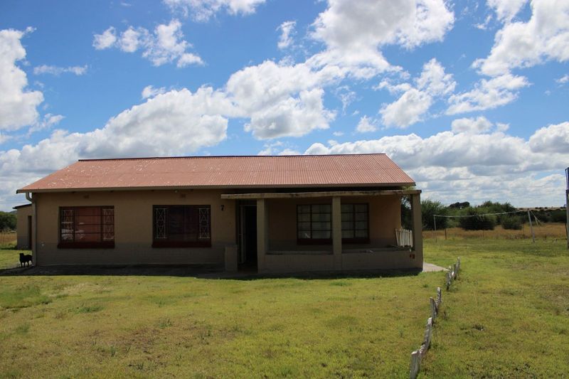 Very neat 3-Bedroom set on a smallholding to rent in Highveld.