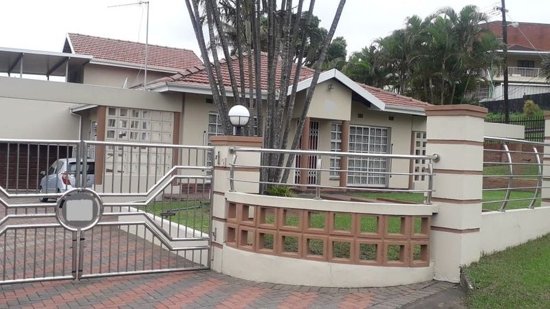 Luxurious 4 Bedroom house with granny cottage for sale in Umhlatuzana for R3,000 000