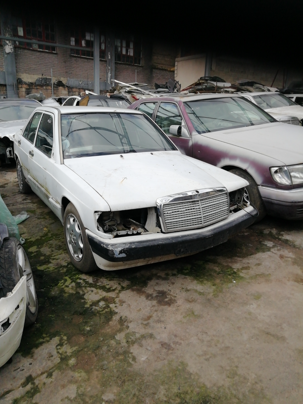 Mercedes Benz 190E 2.0 and 2.3 litre manual for spares also W208 Clk 320 stripping for parts