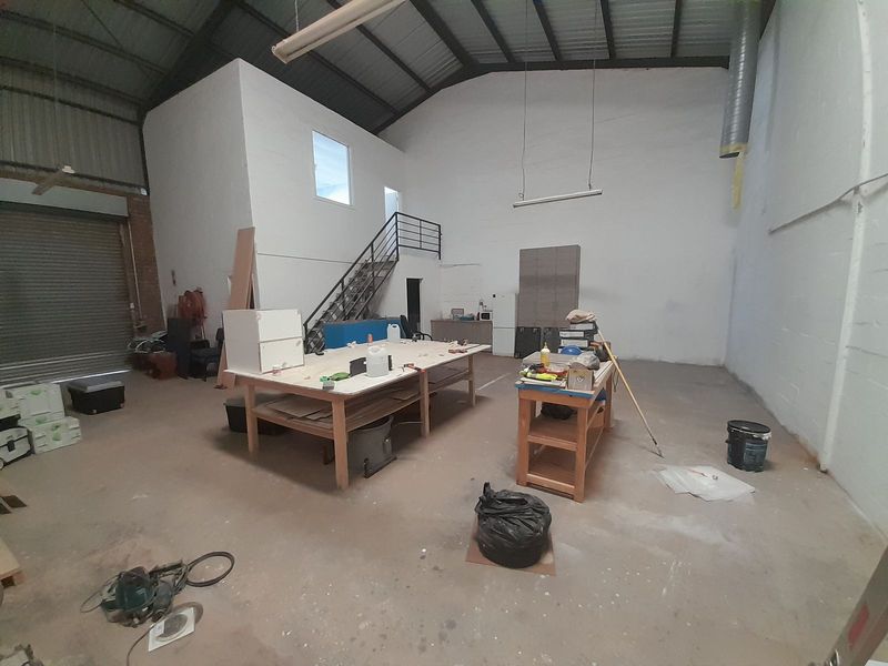 152m2 Industrial Factory Warehouse Unit / To Let in the Strand &#64; R 7 012.00  excluding v