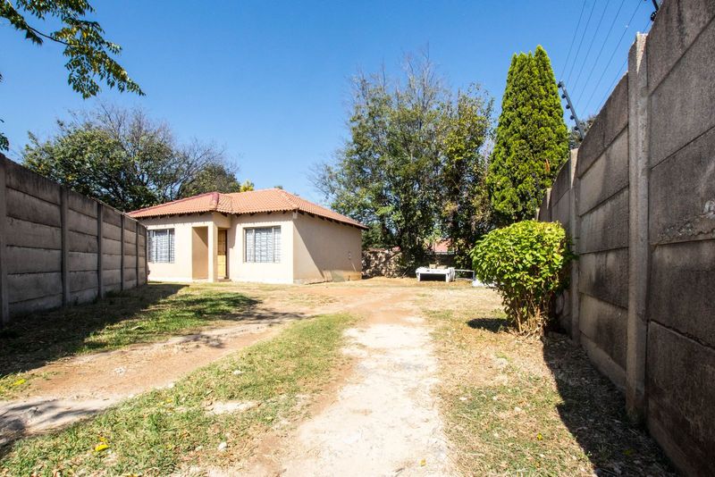 Spacious Freehold Property in a enclosure in Kempton Park