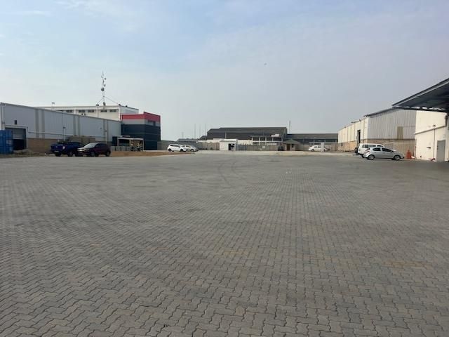 A Grade Warehouse To Let with sprinkler system.
