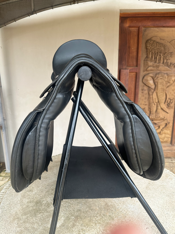 Solo GP Classic Saddle 17&#34; Like new