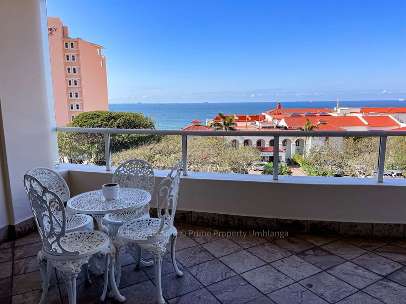 Luxurious 2-bedroom apartment with eye-level views of the coast &amp; iconic Oyster Box Hotel!
