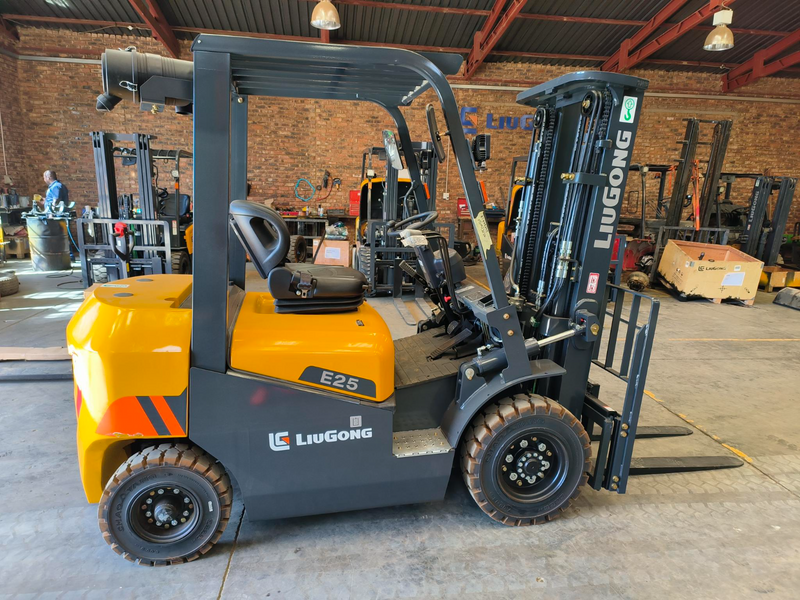 2,5 TON DIESEL FORKLIFT SPECIAL !!