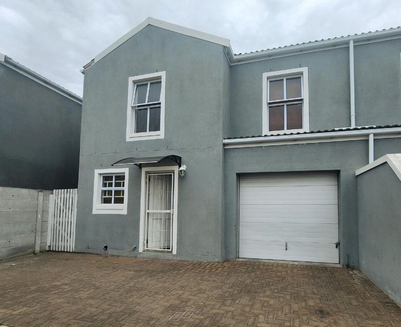 Neat-like a spin, 3 bedroom duplex home at Hazendal in Athlone..