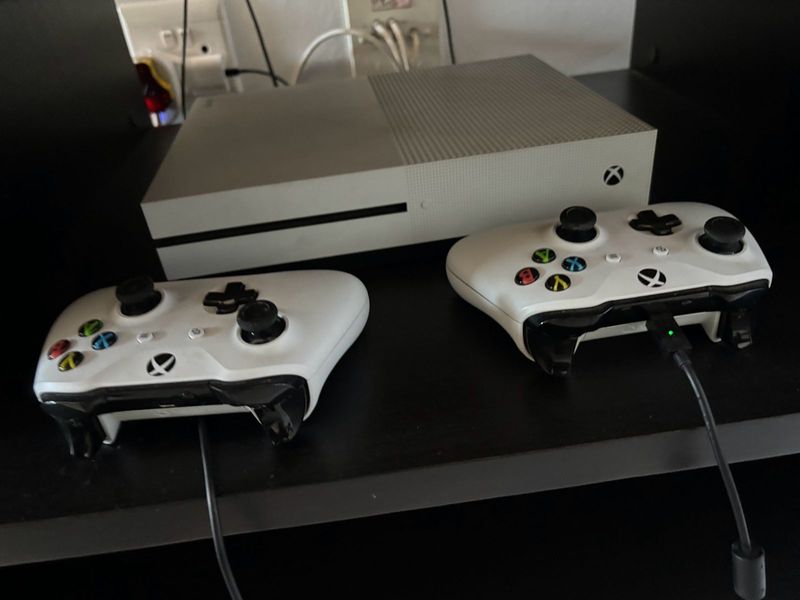Xbox S with 2 controllers